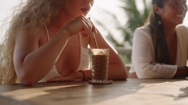 Jonge Blonde Vrouw Die Cocktail Drinkt Een Tropisch Café Met — Stockvideo
