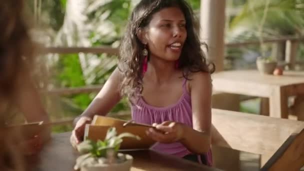 Zwarte Vrolijke Vrouw Maakt Orde Outdoor Restaurant Jonge Glimlachende Indiase — Stockvideo