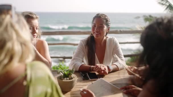 Diverse Vrouwelijke Vrienden Een Restaurant Het Dak Met Zeezicht Kletsen — Stockvideo