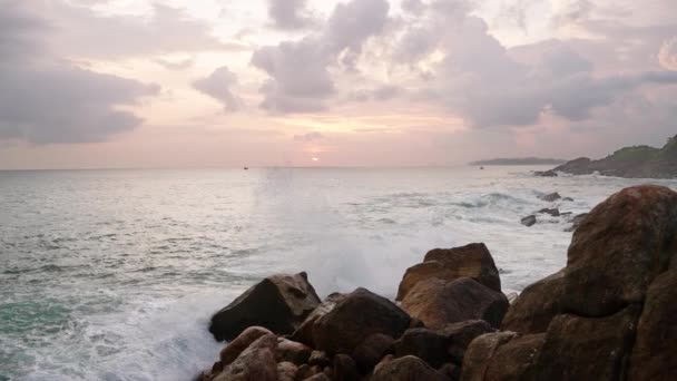 夕阳西下的海景令人目瞪口呆 海浪冲击着大石头 溅起水花 令人叹为观止的海洋日落在岩石沙滩上 汹涌的海水 风景秀丽的海景 静思舒缓的风景 — 图库视频影像