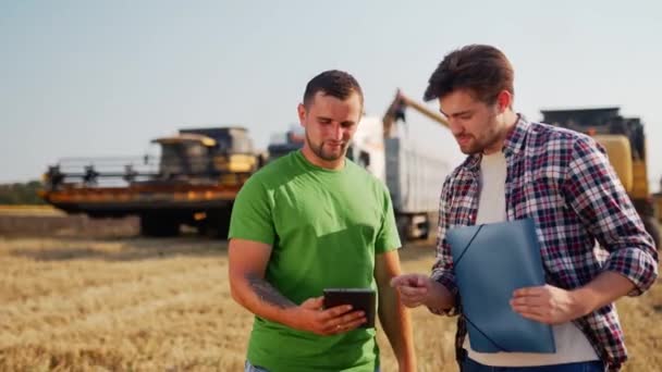 Zemědělci Agronomové Dohodě Potřásají Rukama Pšeničném Poli Koncept Zemědělských Obchodních — Stock video