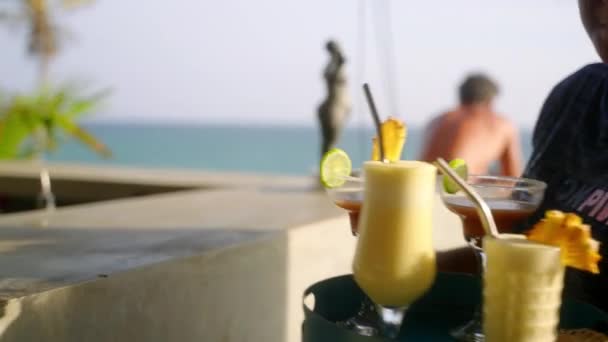 Kellnerin Einem Restaurant Mit Meerblick Stellt Cocktails Auf Tablett Weibliche — Stockvideo