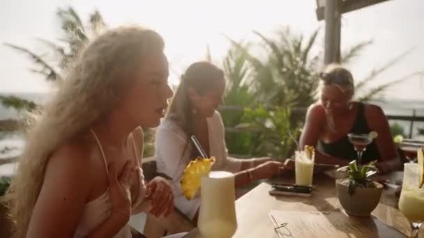 Vrouw Maakt Orde Een Tropisch Café Aan Zee Met Multiraciale — Stockvideo