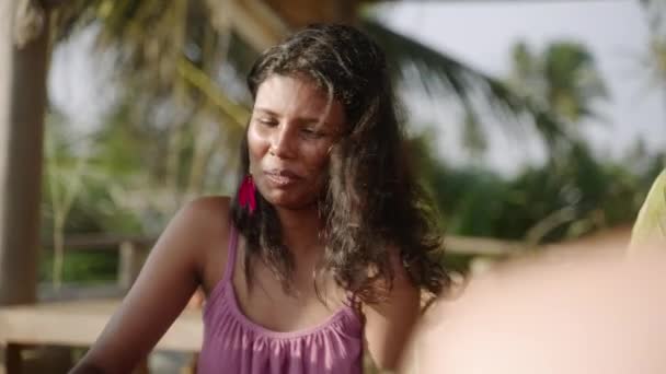 Улыбающаяся Индийская Женщина Кафе Видом Море Разговаривает Своими Друзьями Ветер — стоковое видео