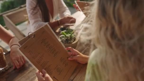 Primer Plano Del Menú Restaurante Lectura Femenina Manos Mujer Sosteniendo — Vídeo de stock