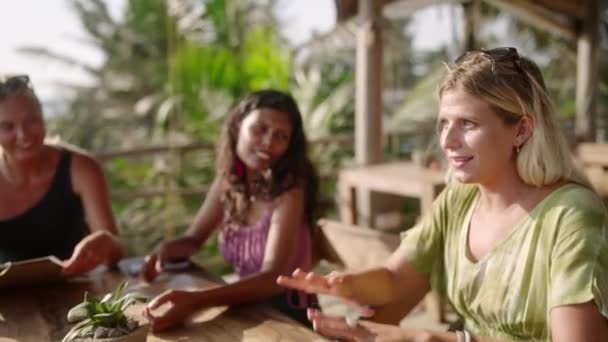 Açık Hava Restoranında Sohbet Eden Çeşitli Kadın Arkadaşlar Tropikal Bir — Stok video