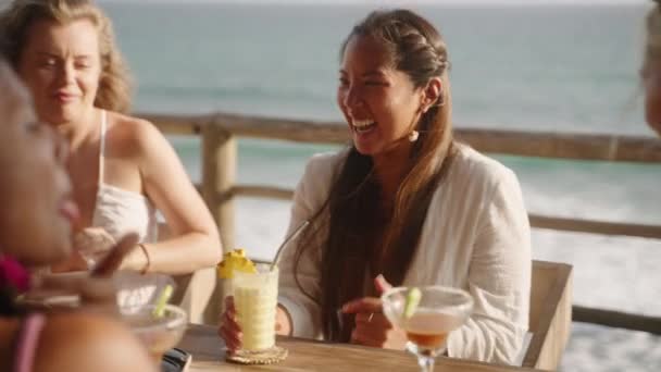 Улыбающаяся Азиатка Кафе Видом Море Разговаривает Своими Друзьями Веселая Молодая — стоковое видео