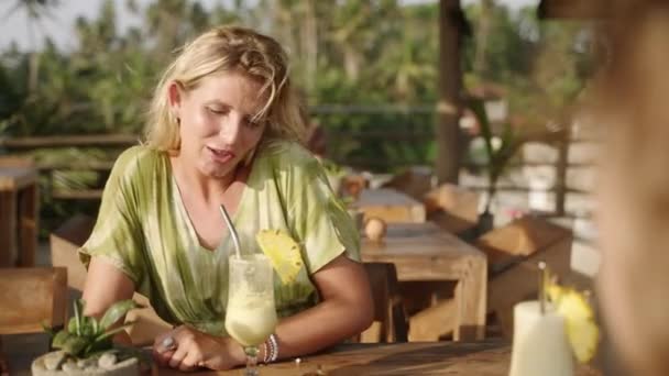 Женщина Наводит Порядок Приморском Тропическом Кафе Многонациональными Друзьями Столом Мультиэтнические — стоковое видео