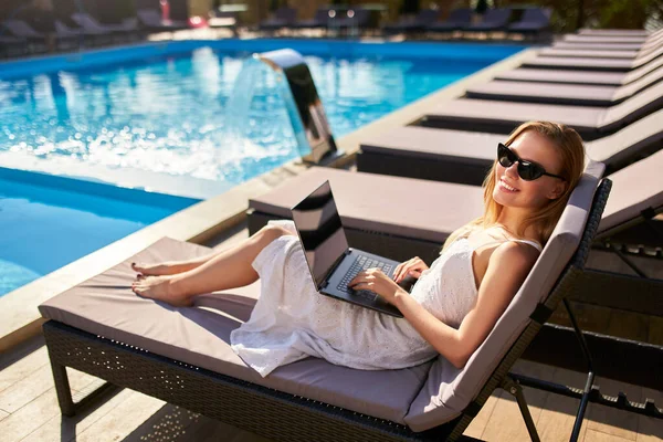 Pretty Blonde Woman Doing Remote Work Laptop Swimming Pool Beach — ストック写真