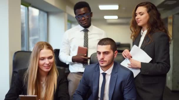 Diverse Office Corporate Workers Discuss Project Laptop Display Office Multiethnic — Videoclip de stoc