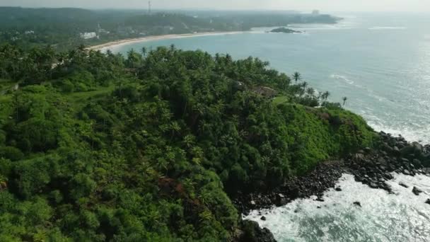 Skalnatý Tropický Ostrov Pokrytý Zelenými Stromy Rostlinami Uprostřed Moře Vyplavený — Stock video