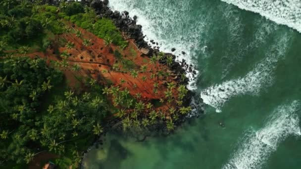 Tropical Βραχώδες Νησί Στη Θάλασσα Πλένονται Από Κύματα Εναέρια Θέα — Αρχείο Βίντεο