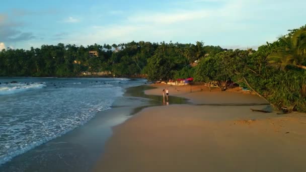 Praia Areia Tropical Jovem Casal Caminha Mãos Dadas Longo Maré — Vídeo de Stock