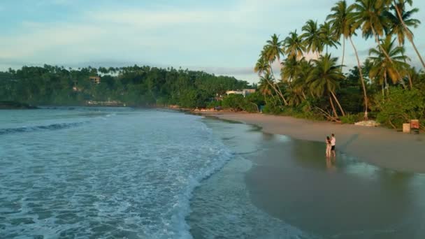 Пара Прогулок Руки Тропическому Пляжу Вдоль Прилива Океана Восходе Солнца — стоковое видео