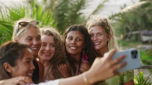 Glada Multiraciala Flickor Tar Selfies Semester Olika Unga Kvinnor Tar — Stockvideo