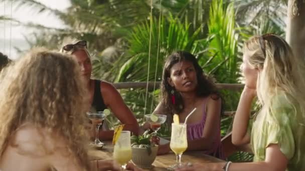 Diverse Freundinnen Einem Dachrestaurant Mit Meerblick Reden Lachen Trinken Cocktails — Stockvideo