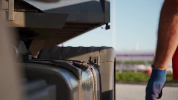 Camionneur Ravitailler Réservoir Carburant Avec Diesel Remplissage Pistolet Dans Camion — Video