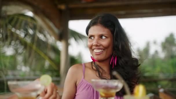 Glimlachende Indiase Vrouw Outdoor Zeezicht Cafe Praten Met Haar Vrienden — Stockvideo