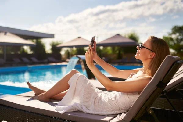 Travel Blogger Woman Taking Selfie Photo Lying Beach Bed Swimming — Fotografia de Stock