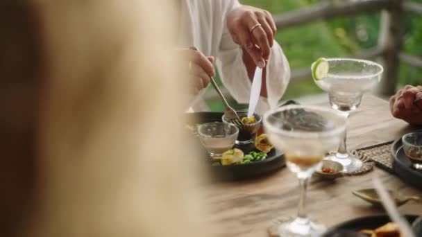 Kobieta Jedząca Smażone Wontony Restauracji Używając Widelca Noża Młoda Kobieta — Wideo stockowe