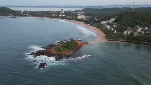 Τροπική Θέα Στην Παραθαλάσσια Πόλη Από Drones Υπερχείλιση Αεροφωτογραφία Της — Αρχείο Βίντεο