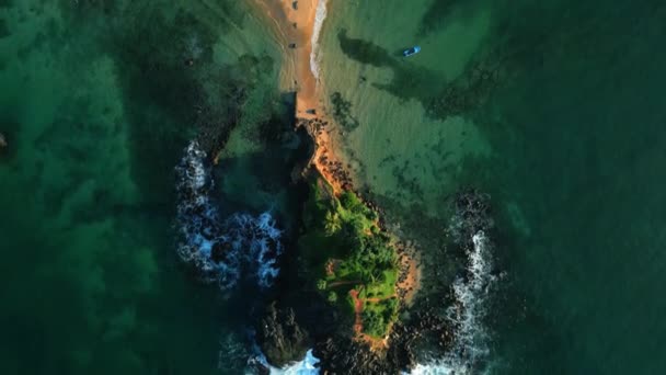 Πράσινο Τροπικό Βραχώδες Νησί Στη Μέση Μιας Γαλαζοπράσινης Θάλασσας Που — Αρχείο Βίντεο