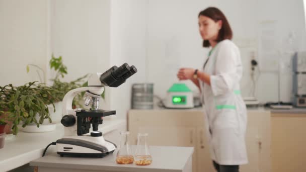 2021 09年乌克兰Mariupol Ukrtransagro Llc 实验室工作人员在食品实验室进行测试 检查转基因谷物种子 用显微镜工作的生物化学家 — 图库视频影像