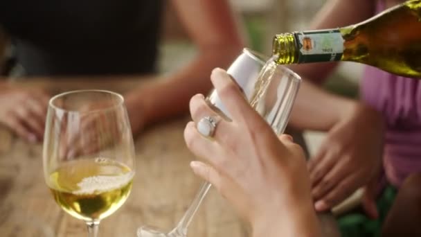 Kobieta Wypełnia Szklanki Swoich Przyjaciół Nalewając Białe Wino Restauracji Widokiem — Wideo stockowe