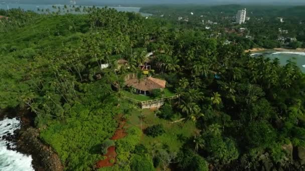 Okyanusun Üzerindeki Yeşil Kayalık Bir Tepedeki Deniz Kenarındaki Lüks Villa — Stok video