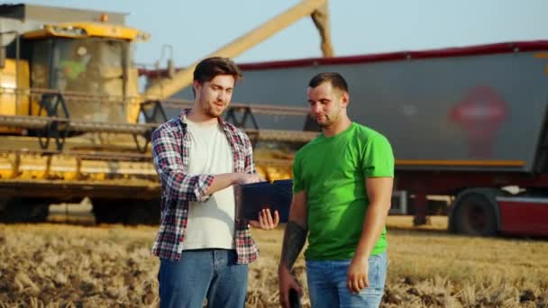 Zemědělci Logističtí Agenti Mluví Dohodě Dodávkách Obilí Pšeničných Polích Agronomové — Stock video