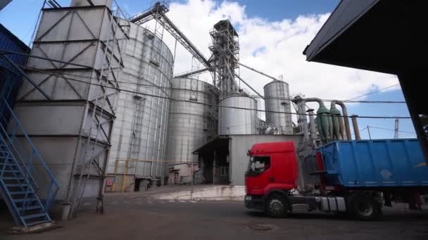 Camionul Cereale Ajunge Terminalul Liftului Cereale Camionul Gunoi Conduce Lângă — Videoclip de stoc