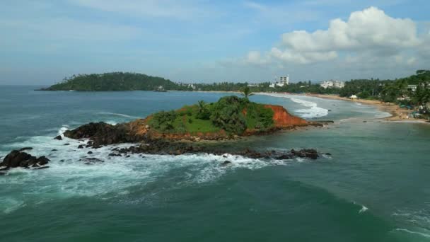 Île Rocheuse Tropicale Verte Milieu Une Mer Bleu Vert Baignée — Video