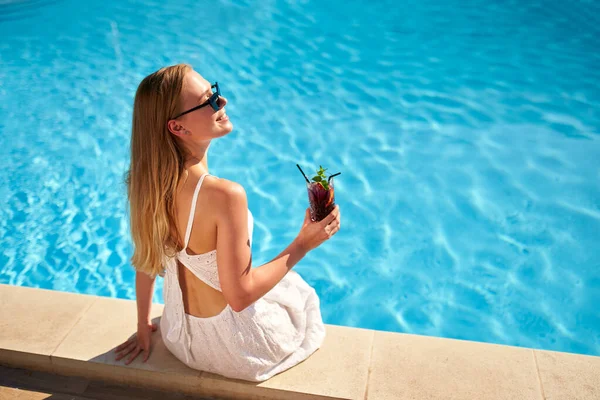 Blonde Woman Drinks Refreshing Cocktail Sunbathing Sitting Swimming Pool Tropical — ストック写真