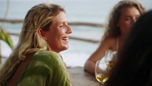 Diverse Amiche Bevono Vino Ristorante Panoramico Con Vista Sull Oceano — Video Stock