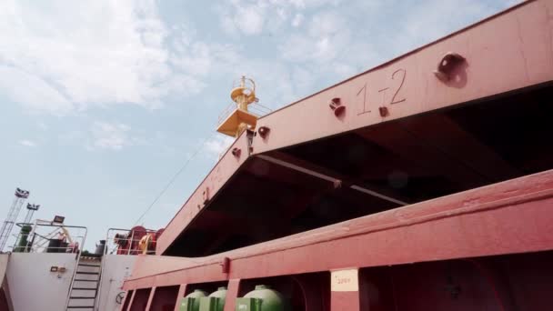 Ναύτης Που Ανοίγει Αμπάρια Πλοία Διαφράγματα Τερματικό Σταθμό Σιτηρών Θαλάσσιο — Αρχείο Βίντεο
