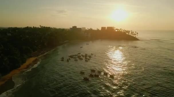 日没の空中ビューダウンショットで海の真ん中に本物のカラフルな漁船 無人機からの日の出映像で海の表面に浮かぶ大浦船 先住民生活の概念 — ストック動画