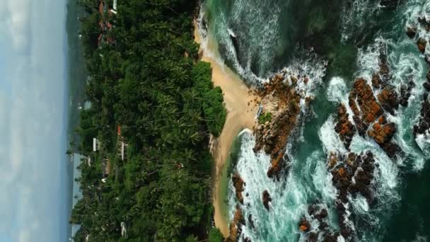 Isla Rocosa Tropical Verde Medio Mar Azul Verde Bañado Por — Vídeo de stock