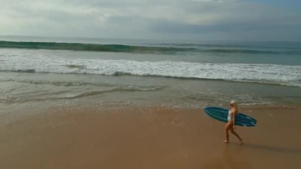 Mulher Surfista Biquíni Detém Prancha Surf Passeios Praia Por Vista — Vídeo de Stock