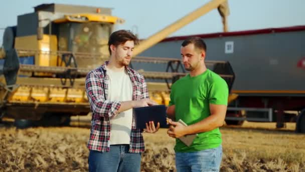 Фермер Логистический Агент Подписывают Соглашение Поставках Зерна Пожимают Руку Пшеничном — стоковое видео