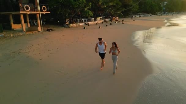 Молода Багаторасова Пара Проходить Тропічному Пляжі Вздовж Припливу Океану Схід — стокове відео