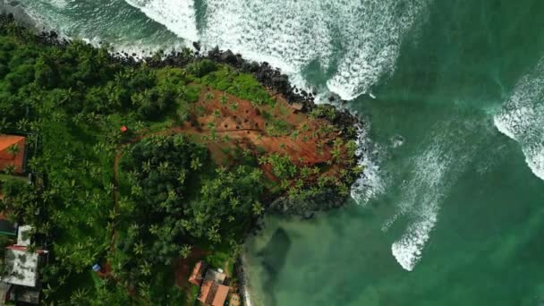 Tropische Rotsachtige Eiland Zee Gewassen Door Golven Uitzicht Vanuit Lucht — Stockvideo