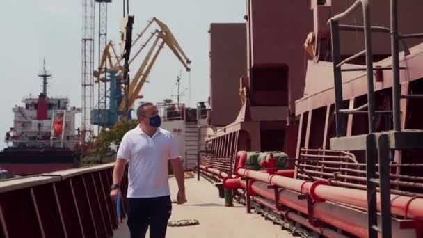Spedizioniere Cammina Lungo Una Nave Bulker Ispeziona Carico Porto Marittimo — Video Stock