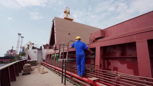 Marynarz Otwierający Ładownie Statku Masowym Terminalu Zbożowym Porcie Morskim Celu — Wideo stockowe