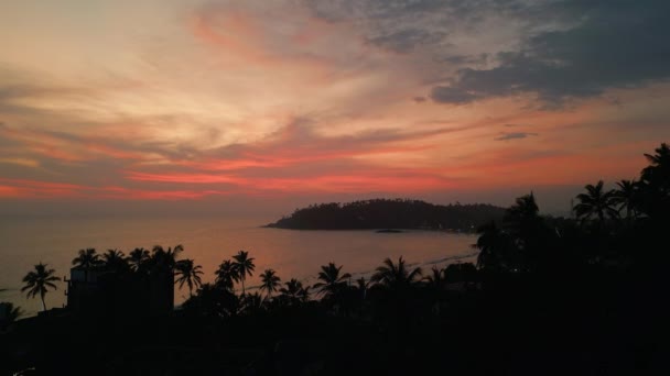 Atemberaubend Lebendige Blutige Sonnenuntergang Über Dem Ozean Drohnenaufnahmen Landschaftlich Stimmungsvoll — Stockvideo