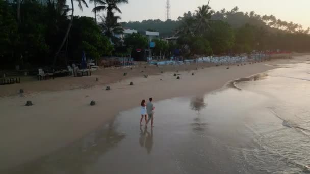 Pareja Cogida Mano Camina Playa Tropical Largo Marea Por Mar — Vídeos de Stock