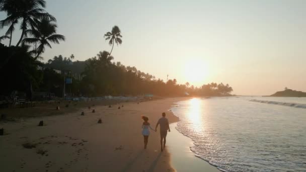 Молодая Пара Бежит Тропическому Пляжу Держа Руки Прилив Океана Восходе — стоковое видео