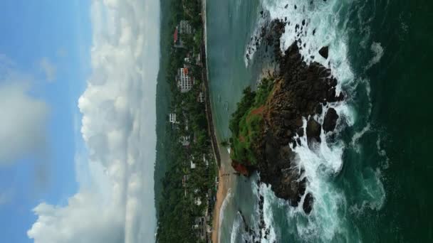 바다의 중간에 수직으로 스리랑카 미리사 Mirissa 위치한 Parrot Rock은 극적인 — 비디오