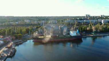 2021-06-09 Mariupol, Ukrayna. Ukrtransagro LLC. Limandaki deniz tahıl asansöründeki yük ambarına tahıl havası yükleniyor. Ukrayna Rusya Tahıl Anlaşması Teması, Karadeniz Kargo Taşımacılığı.