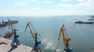 Mariupol, Ukrayna 'daki ticari deniz limanında gantry vinçleri. Bir liman ve rıhtımın drone görüntüsü.