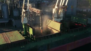 Deniz limanındaki deniz tahıl asansöründe yük ambarına buğday havası yükleniyor. Buğday, terminal limanındaki gövde vasıtasıyla ambardan gövdeye dökülüyor. Tarım ürünlerinin nakliyesi.